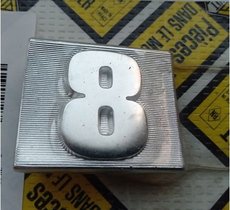 znak "8" na predný blatnik